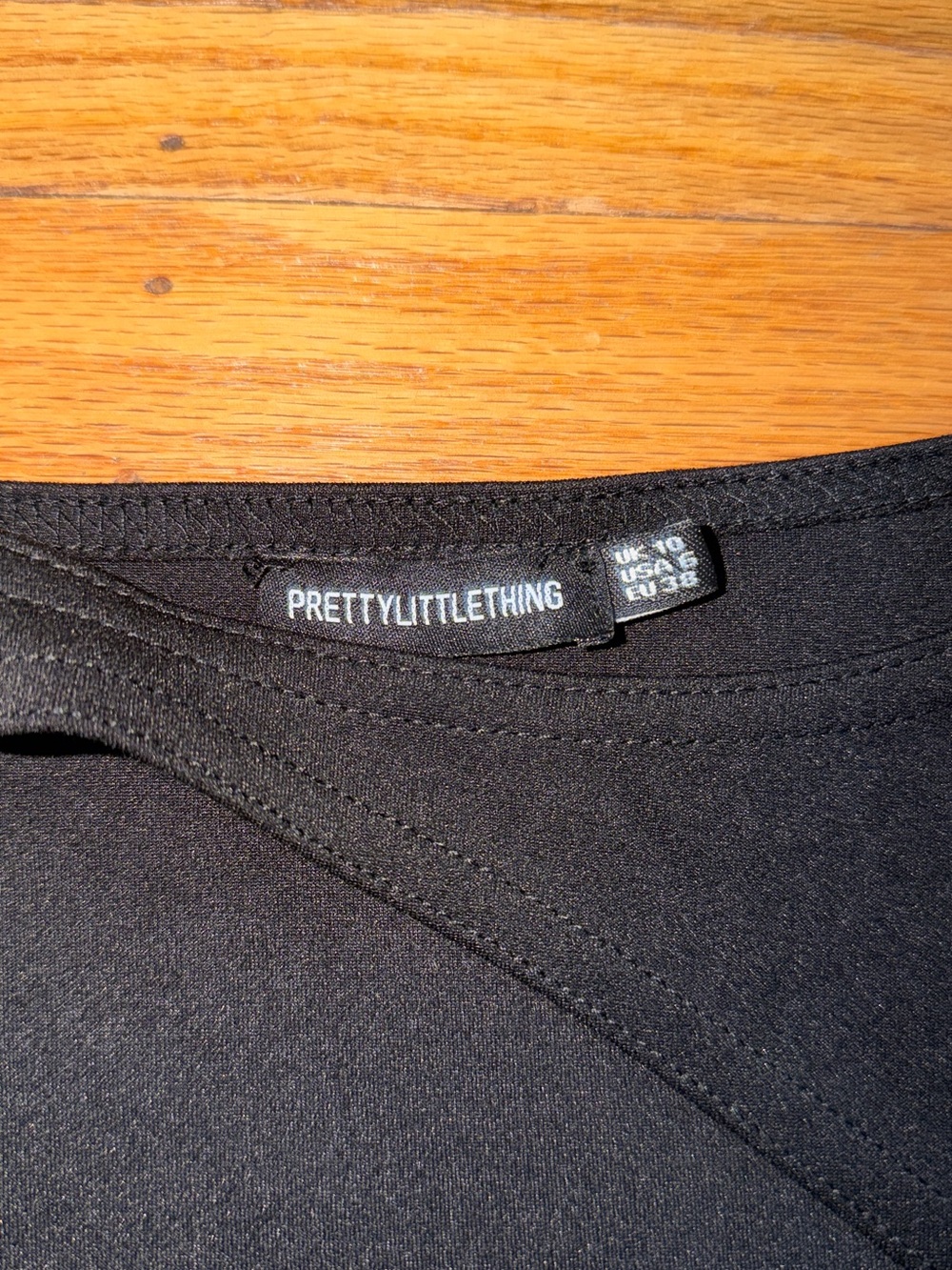 PrettyLittleThing Black Long Sleeve Cutout Crop Top - Picture 3 of 3